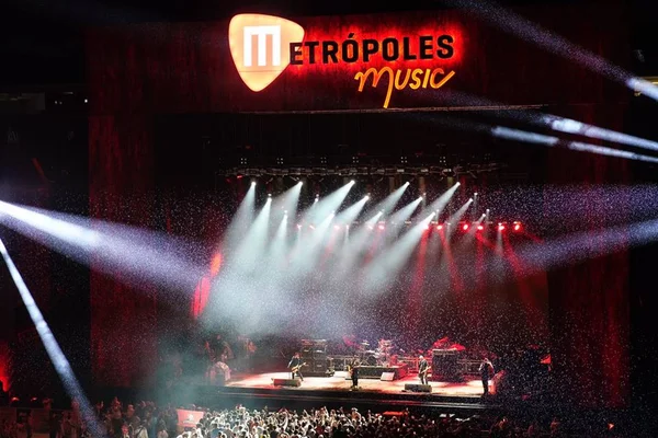 Banda Raimundos toca no Metrópoles Musica com garoa.