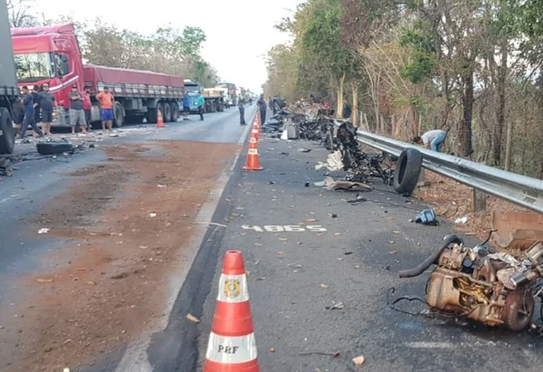foto colorida de acidente na rodovia em formosa que matou mulher de ex-presidente da Funai