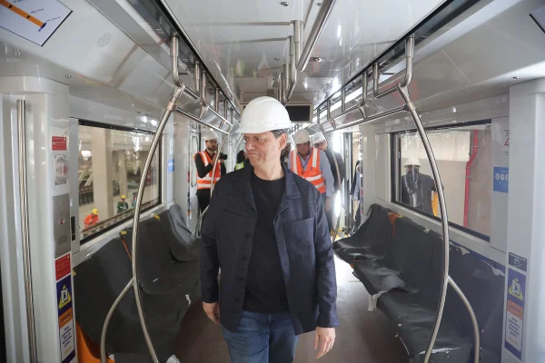 Tarcísio acompanha chegada do Primeiro trem da Linha 6-Laranja no Pátio Morro Grande - Metrópoles