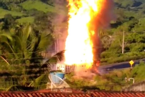 Vídeo: caminhão carregado com botijões de gás pega fogo na Paraíba