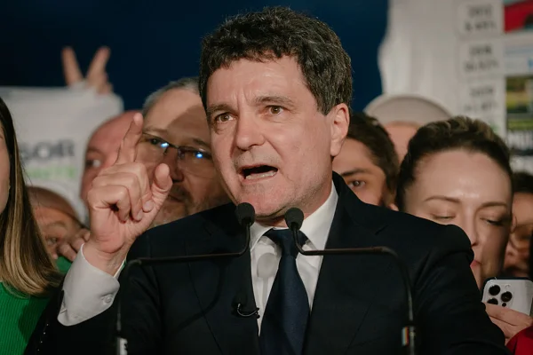 Imagem colorida de homem usando terno. Ele é o centrista romeno Nicusor Dan - Metrópoles