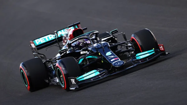 Lewis Hamilton durante treino na Turquia