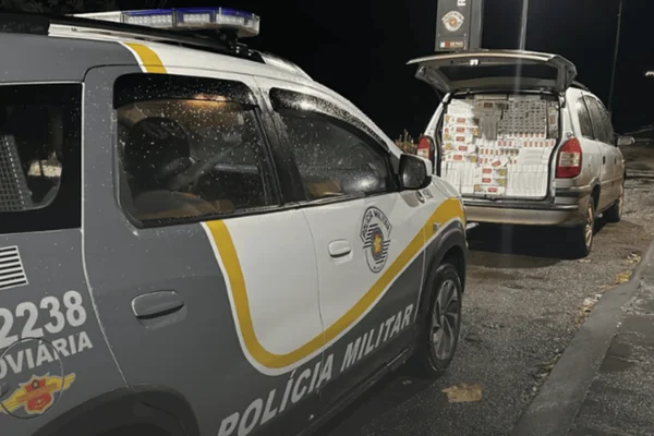 Polícia Militar Rodoviária prende dois homens e 40 mil maços de cigarro contrabandeado.