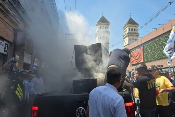 Imagem colorida mostra incêndio em caixa de som durante evento de Flávio Bolsonaro. Metrópoles