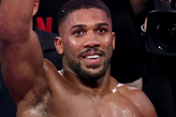 Foto colorida de Anthony Joshua - Metrópoles