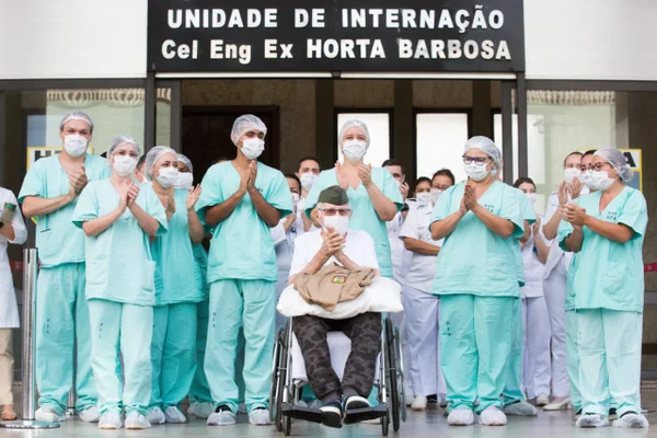 Idoso de 99 anos se cura do coronavírus e tem alta do HFA. O ex-combatente de guerra, Ermando Armelino Pivita, recebeu alta na tarde desta terça-feira.