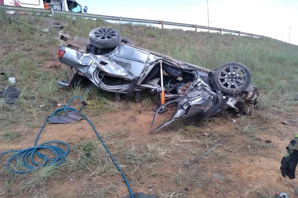 Homem morre preso às ferragens após capotar carro na BR-070