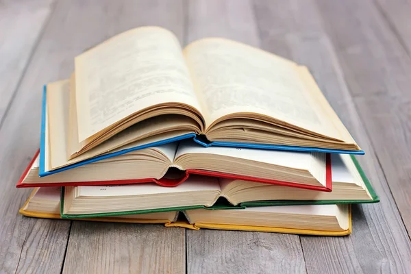 MEC ainda não comprou 10,6 milhões de livros para rede pública