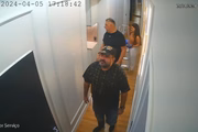 Cebola e Mude em corredor de imóvel de luxo