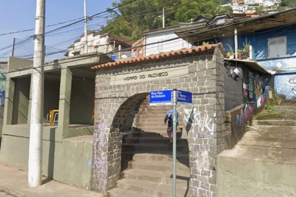 Imagem colorida mostra o Morro do Pacheco, em Santos. Metrópoles