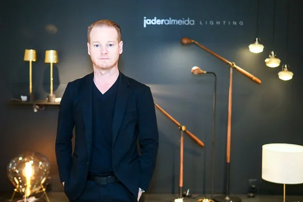 Designer Jader Almeida marca presença em showroom de Brasília