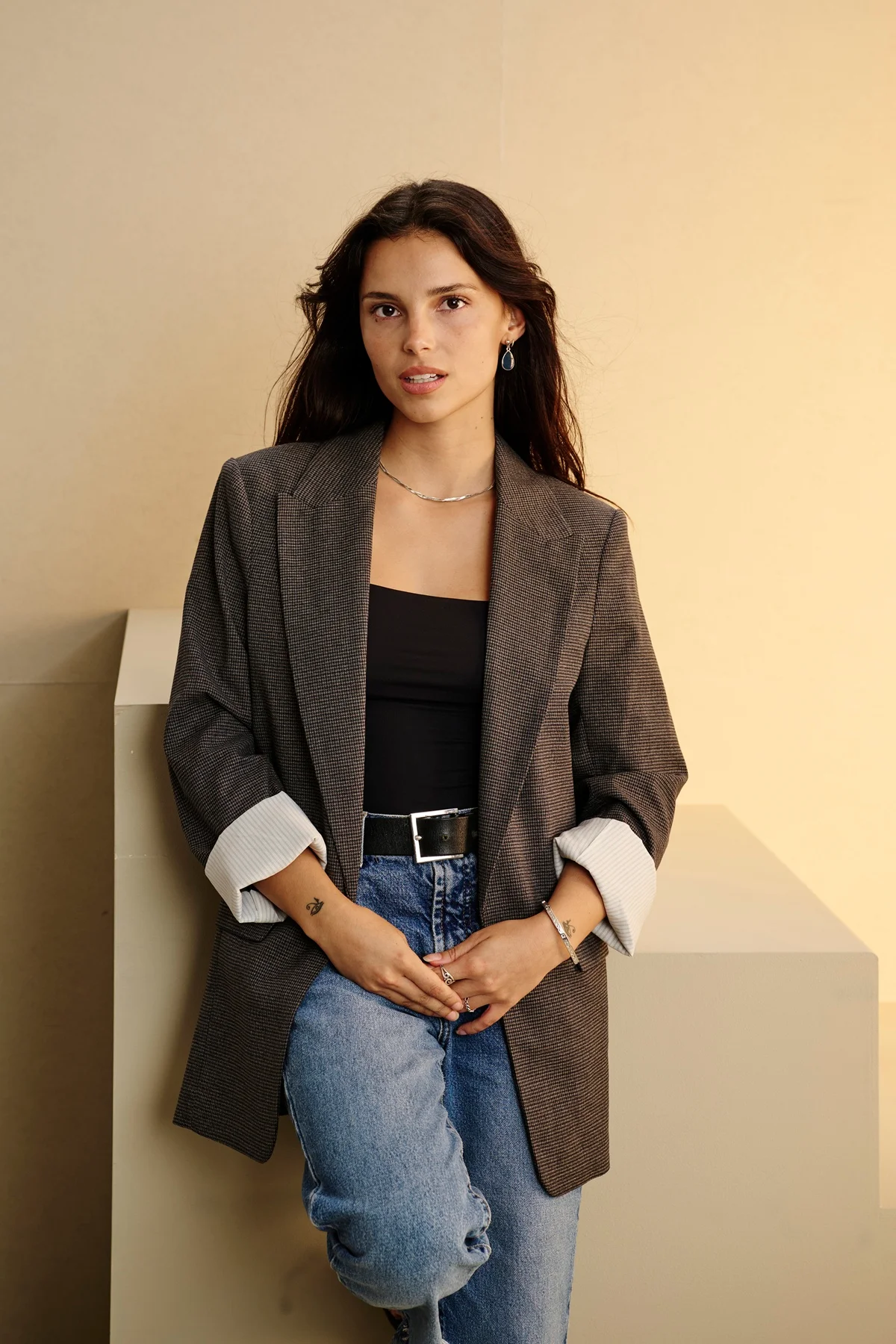 Blazer e jeans é uma combinação frequente no visual de Navarrette Blazer e jeans é uma combinação frequente no visual de Navarrette