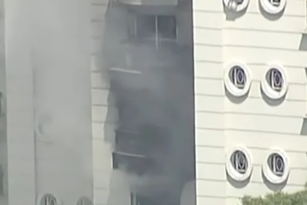 Imagem colorida de apartamento pegando fogo. Metrópoles