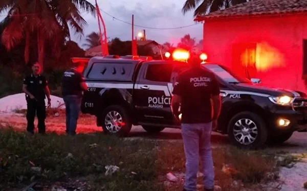 Imagem colorida de uma viatura da polícia de alagoas - Metrópoles
