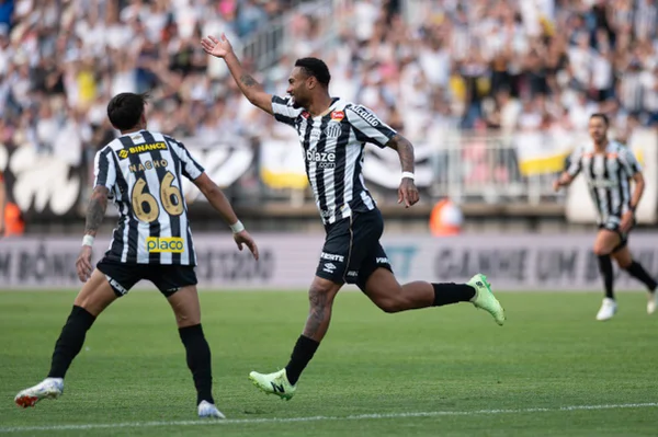 Santos vence o Brusque e vira líder em jogão do Metrópoles Sports