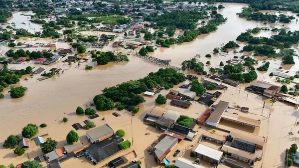 imagem colorida cheia do rio acre no município de brasileia