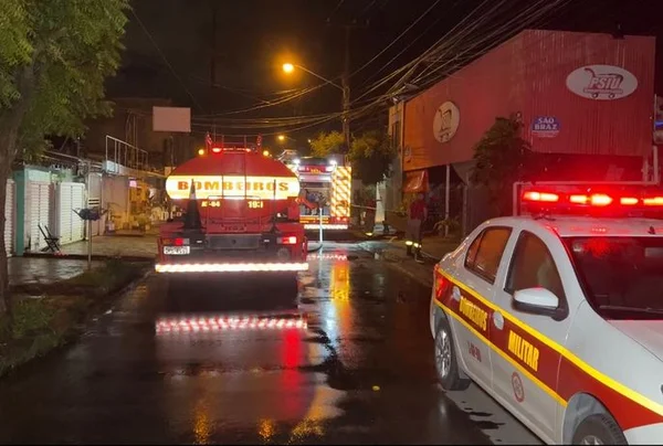 Supermercado é destruído por incêndio durante a noite na Paraíba