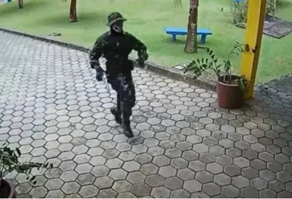 homem de roupa camuflada