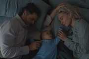 Pedro Pascal como Reed Richards/Senhor Fantástico, Ada Scott como Franklin Richards e Vanessa Kirby como Sue Storm/Mulher Invisível em Quarteto Fantástico: Primeiros Passos Pedro Pascal como Reed Richards/Senhor Fantástico, Ada Scott como Franklin Richards e Vanessa Kirby como Sue Storm/Mulher Invisível em Quarteto Fantástico: Primeiros Passos
