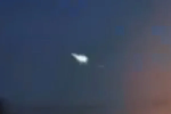 Meteoro é flagrado cruzando o céu de Maringá, cidade paranaense