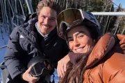 Romulo Arantes Neto e Mari Saad posam durante passeio na neve Romulo Arantes Neto e Mari Saad posam durante passeio na neve