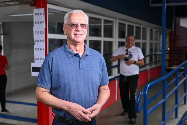 Eleitores do DF chegam cedo aos locais de votação no 1º turno - destaque galeria Eleitores do DF chegam cedo aos locais de votação no 1º turno - destaque galeria
