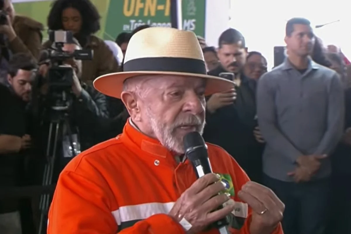 Lula critica privatizações ao visitar fábrica da Petrobras em MS