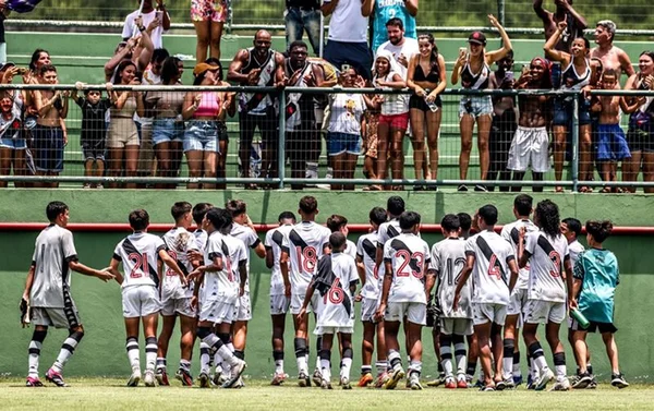 Imagem dos jogadores saudando a torcida - Metrópoles