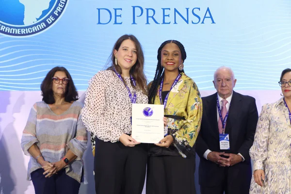 As jornalistas Rebeca Borges e Olívia Meireles recebendo o prêmio SIP no México