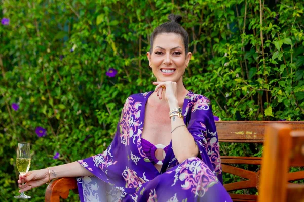 Lara Torres celebra novo ciclo rodeada de amigas em spa day relaxante
