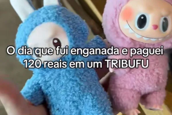 A imagem mostra dois boneco Labubu - Metrópoles