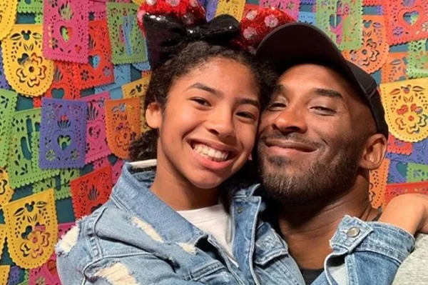 Filha de Kobe Bryant estava em helicóptero acidentado