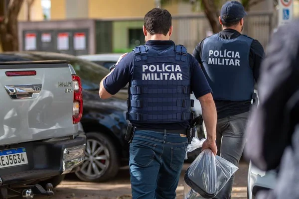 Dois policiais - Metrópoles