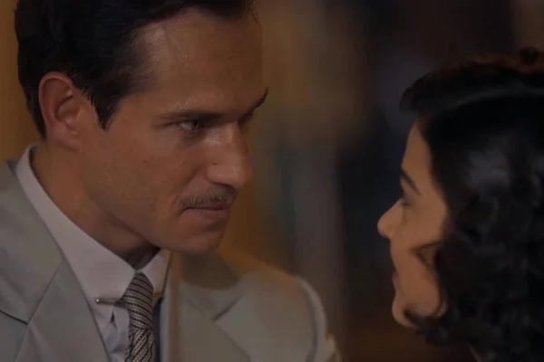 Éramos Seis: Isabel se insinua para homem mais velho e é beijada