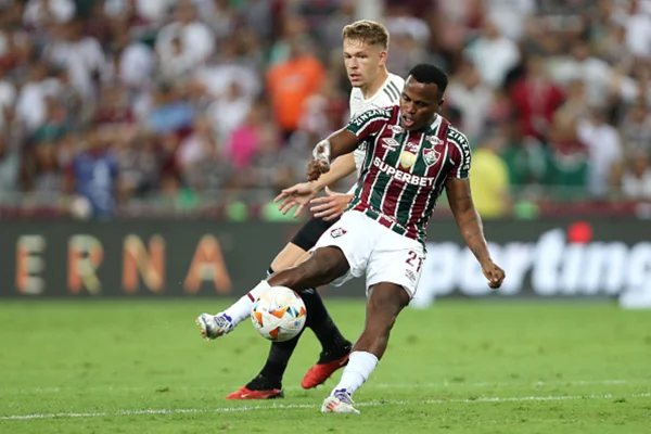 Imagem colorida de John Arias do Fluminense com a bola contra o Atlético-MG - Metrópoles
