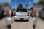 Após o crime, policiais iniciaram diligências e localizaram o veículo abandonado, ainda ligado, com a chave na ignição.