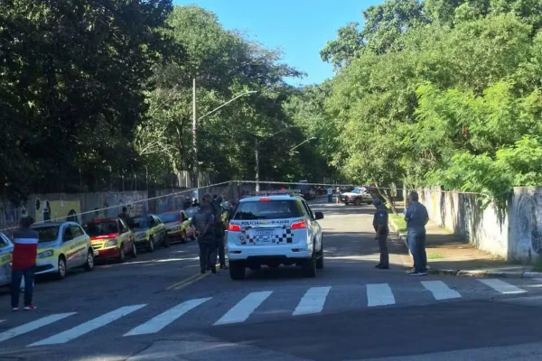 A vítima morreu no local e o carro dos criminosos foi abandonado em uma rua próxima. A prova da autoescola acontecia na zona norte de SP - Metrópoles