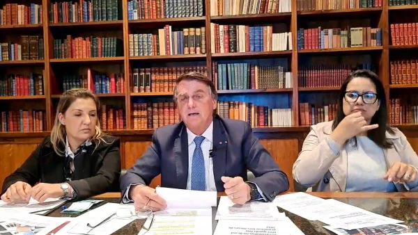 Instantes após cumprimentar Moraes, Bolsonaro faz live de 5ª