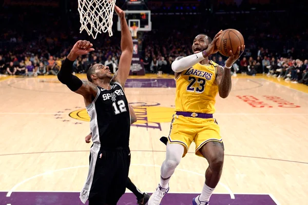 LeBron brilha e comanda vitória dos Lakers sobre os Spurs na NBA