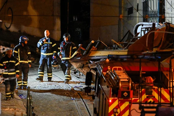 Imagem colorida de acidente de bondinho em Lisboa - Metrópoles