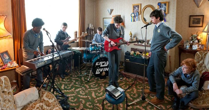 <strong>Sing Street - Música e Sonho:</strong> na Dublin dos anos 1980, um garoto enfrentando uma crise familiar é transferido para uma nova escola e forma uma banda para ganhar a atenção de uma garota. Assista ao <a href="https://www.youtube.com/watch?v=jYk2Vx1z6lk" target="_blank" rel="noopener">trailer</a> <strong>Sing Street - Música e Sonho:</strong> na Dublin dos anos 1980, um garoto enfrentando uma crise familiar é transferido para uma nova escola e forma uma banda para ganhar a atenção de uma garota. Assista ao <a href="https://www.youtube.com/watch?v=jYk2Vx1z6lk" target="_blank" rel="noopener">trailer</a>