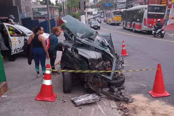 Quatro viaturas foram empenhadas para a ocorrência. Outro acidente na Via Dutra envolvendo um caminhão com carga de madeira ocorreu na Dutra - Metrópoles