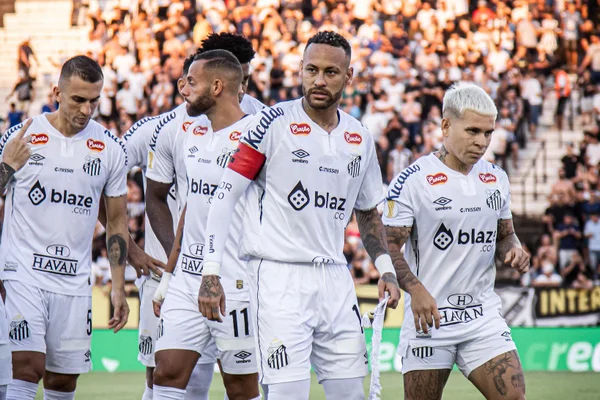 Imagem colorida de Neymar e os jogadores do Santos - Metrópoles