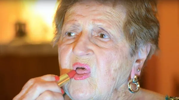 Aos 80 anos, Vovó Lill faz tutoriais de maquiagem no YouTube