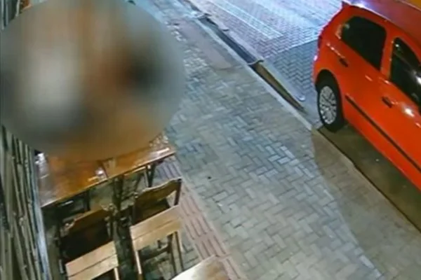 motorista atropela mãe e filha em churrascaria