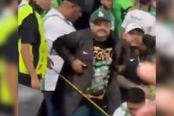 Foto colorida de torcedor do Atlético Nacional fazendo gesto racista contra torcedores do São Paulo - Metrópoles