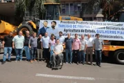 Guilherme Piai em frente a faixa que agradece a ele próprio por entrega de equipamento Guilherme Piai em frente a faixa que agradece a ele próprio por entrega de equipamento