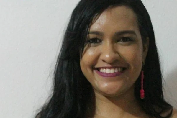 Mulher vence câncer após ser abandonada por marido: “Ele foi fraco”
