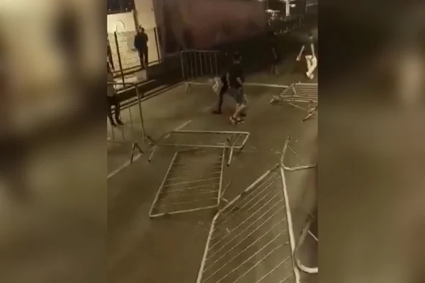 Vídeo. Passageiros derrubam grades e protestam em estação de BRT no RJ