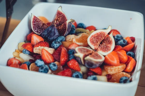 Foto colorida de frutas cortadas dentro de uma tigela branca - Metrópoles
